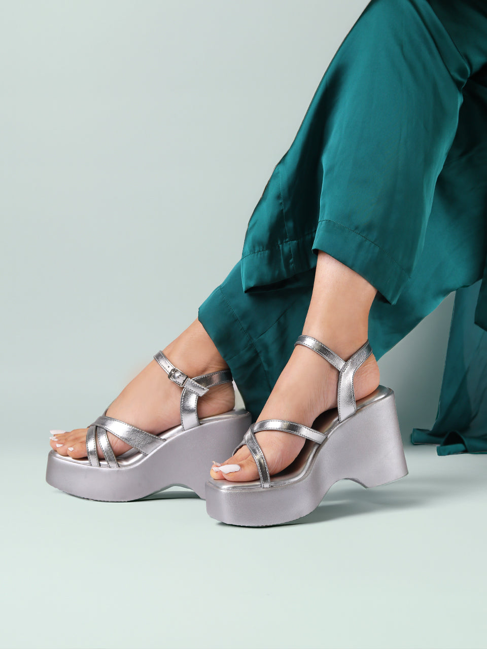 【もも】 Zina Silver Wedge Heels – Monrow Shoes